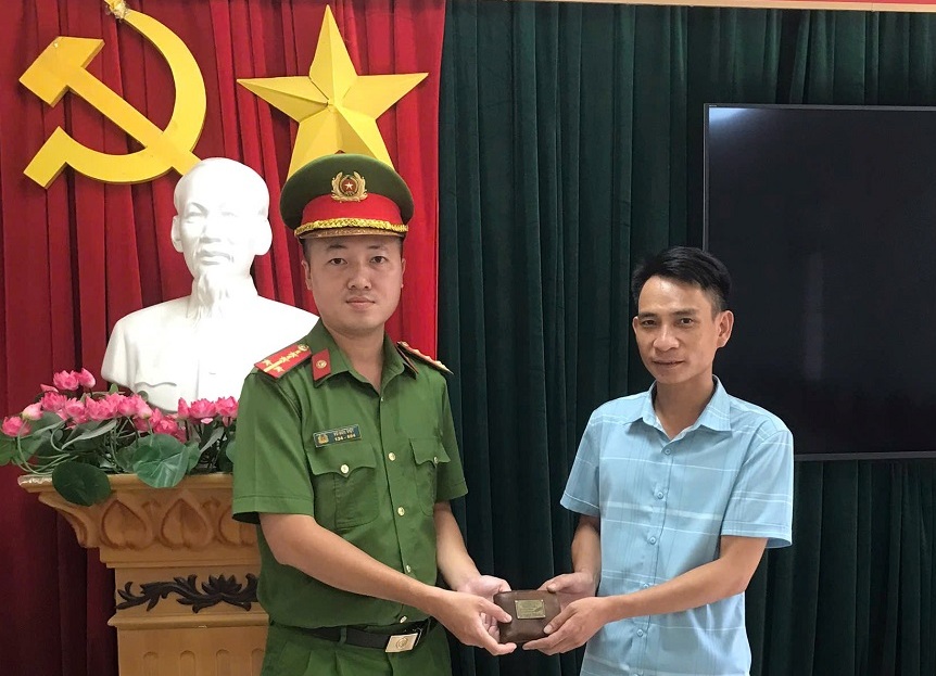 Công an phường An Biên trao trả tài sản, giấy tờ cho người dân đánh rơi